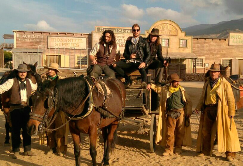 David-Bisbal-posa-con-equipo-oasys-mini-hollywood-portada.jpg