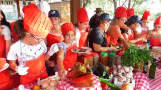 Niños elaborando sus brochetas